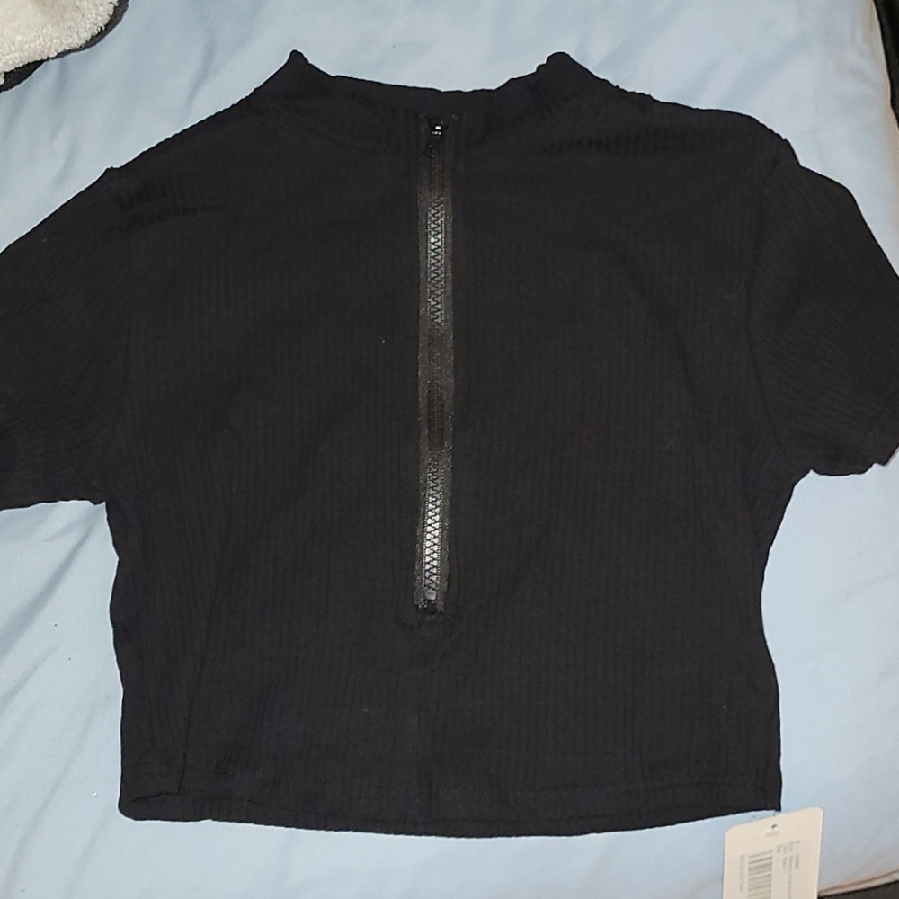 Black crop t-shirt with zipper in the front